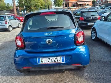 Un SUV Suzuki SX4 S-Cross rosso parcheggiato su una strada asfaltata con un autobus sullo sfondo.