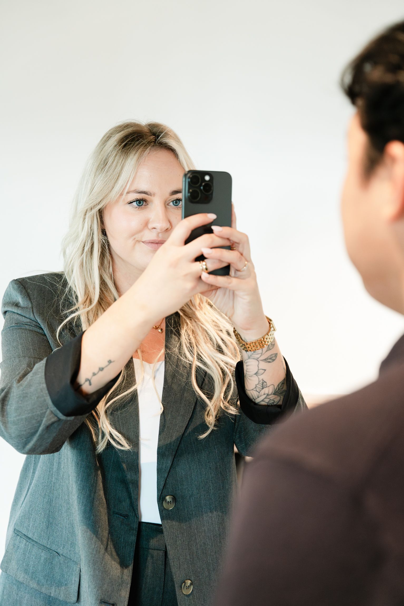 Gedeckter Tisch im Freien für eine Mahlzeit mit Brot, Bruschetta, Kerzen und Öl, bei natürlichem Licht.