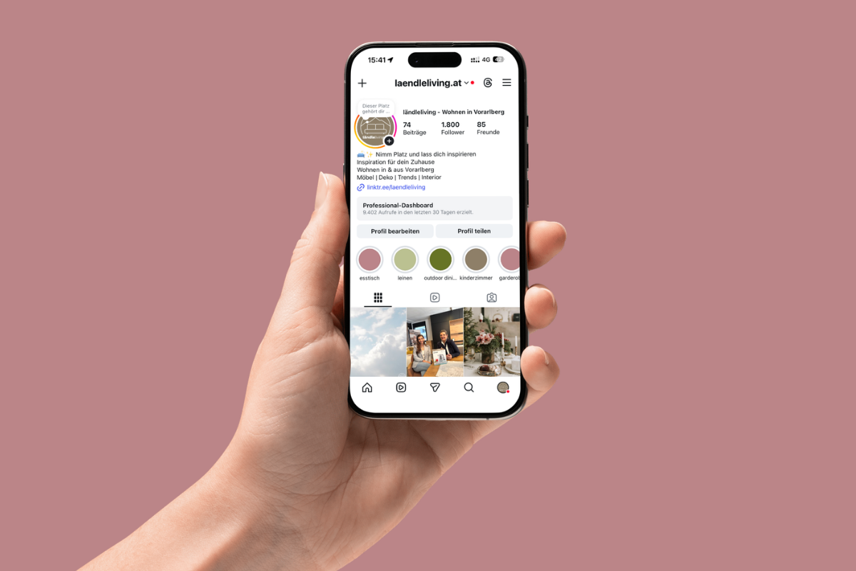 Gedeckter Tisch im Freien für eine Mahlzeit mit Brot, Bruschetta, Kerzen und Öl, bei natürlichem Licht.