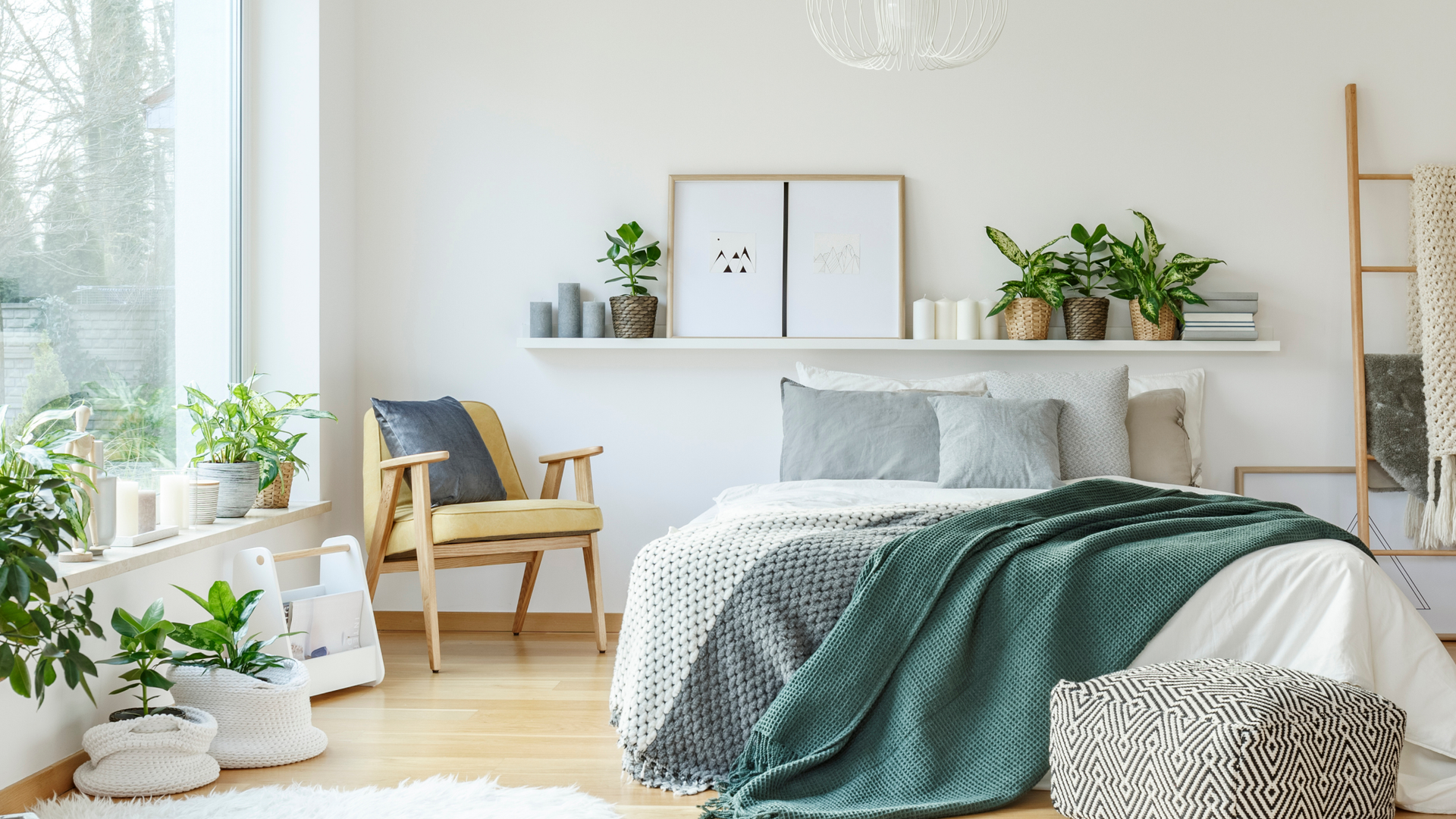 Schlafzimmer mit Bett, Pflanzen, Stuhl und Fenster. Grün-weißes Farbschema.