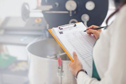 Laboratorio Microbiológico y Fisicoquímico de Aguas y Alimentos “Armando Lacera Rúa” persona revisando lista