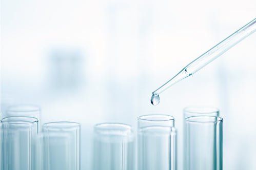 Laboratorio Microbiológico y Fisicoquímico de Aguas y Alimentos “Armando Lacera Rúa” gotero para examen de laboratorio