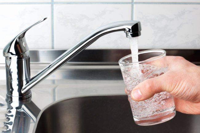 Laboratorio Microbiológico y Fisicoquímico de Aguas y Alimentos “Armando Lacera Rúa” persona llenando vaso de agua en grifo