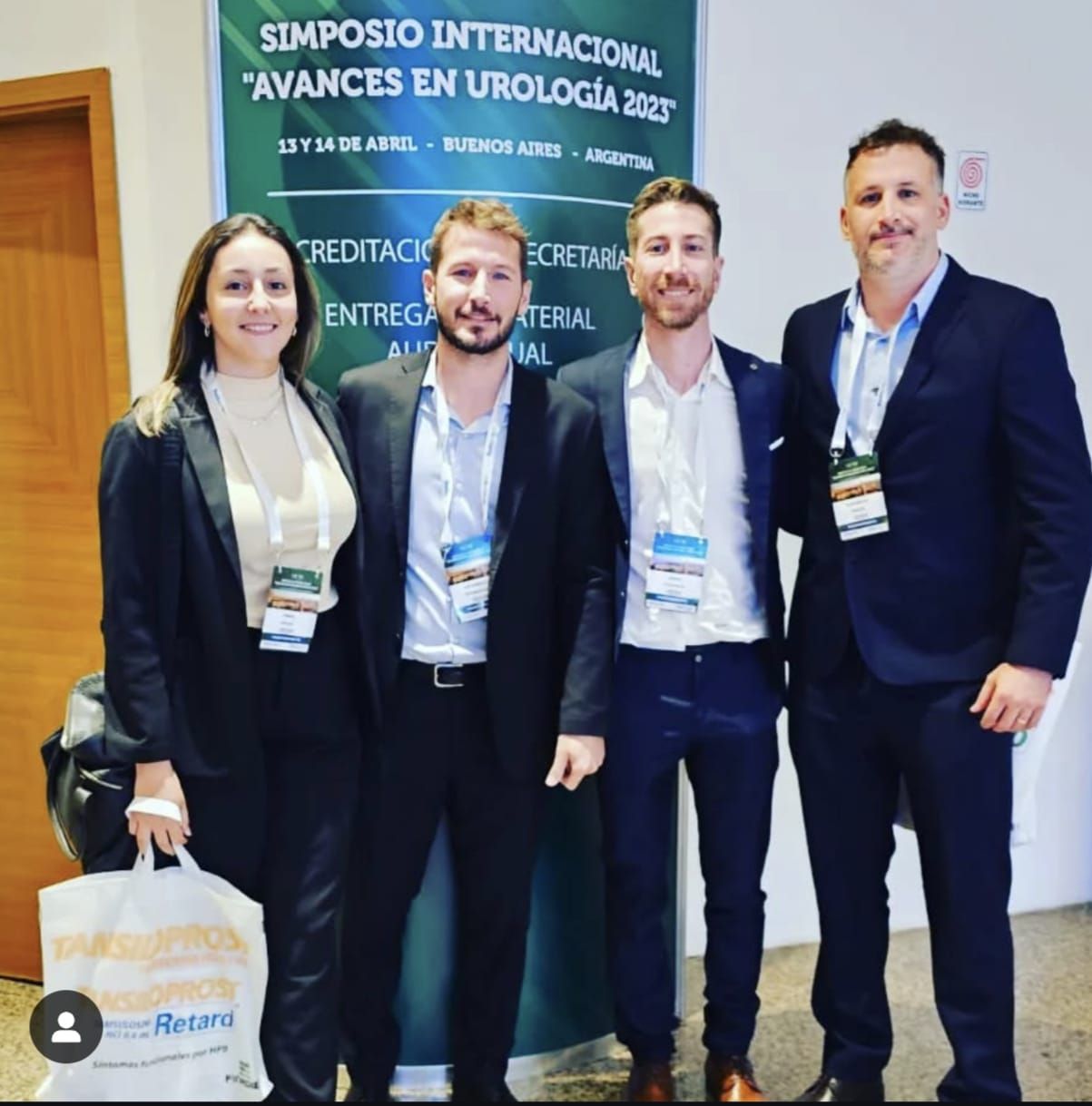 Cuatro personas posan para una foto en un congreso de urología en Buenos Aires.