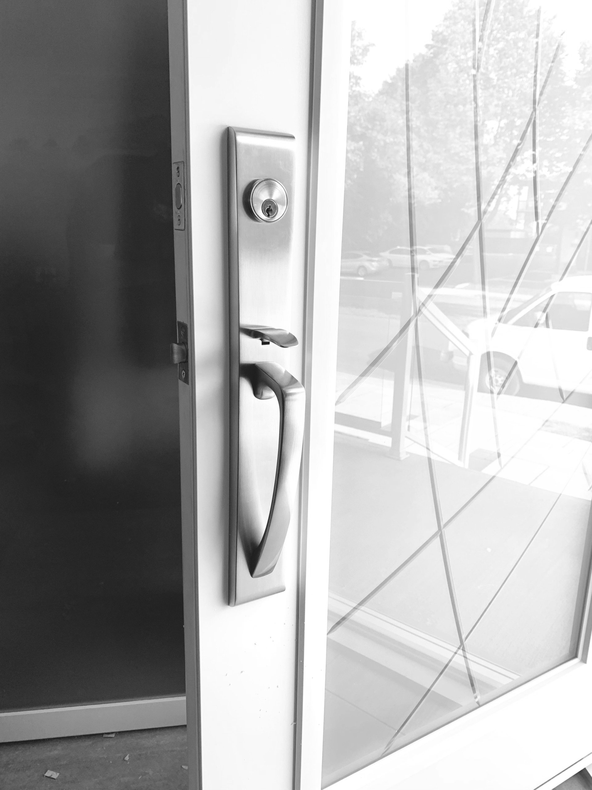 Une photo en noir et blanc d'une porte avec une poignée