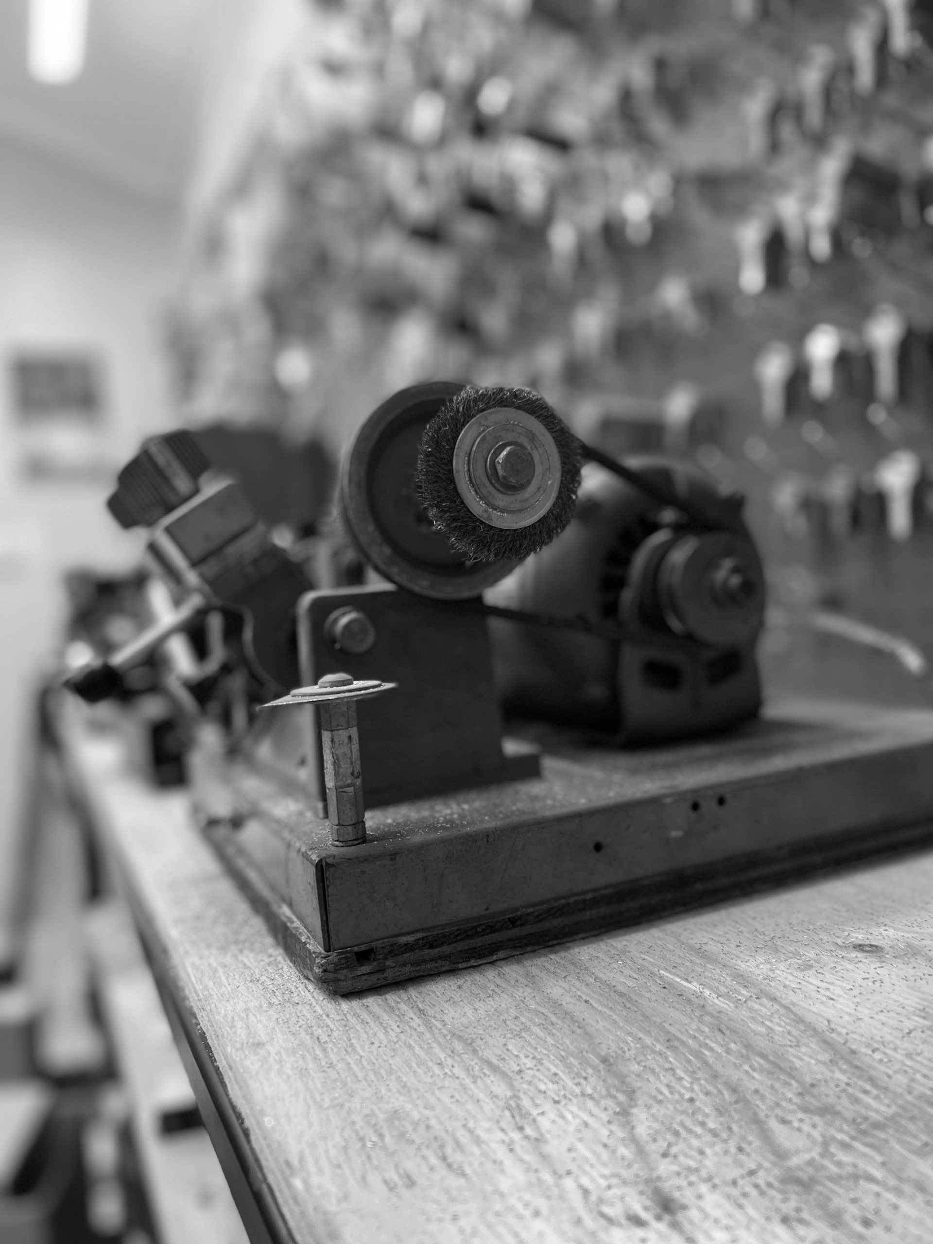 Une photo en noir et blanc d'une machine posée sur une table en bois.