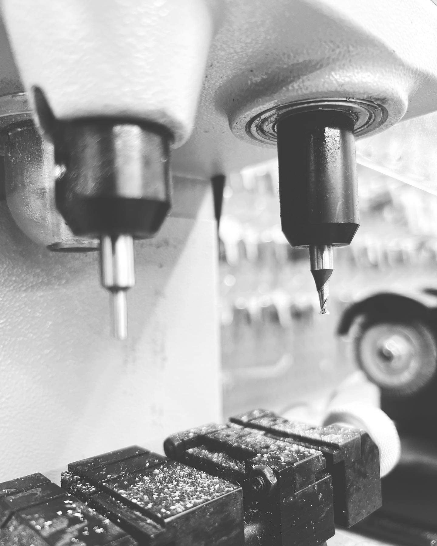 Une photo en noir et blanc d'une machine avec une voiture en arrière-plan.