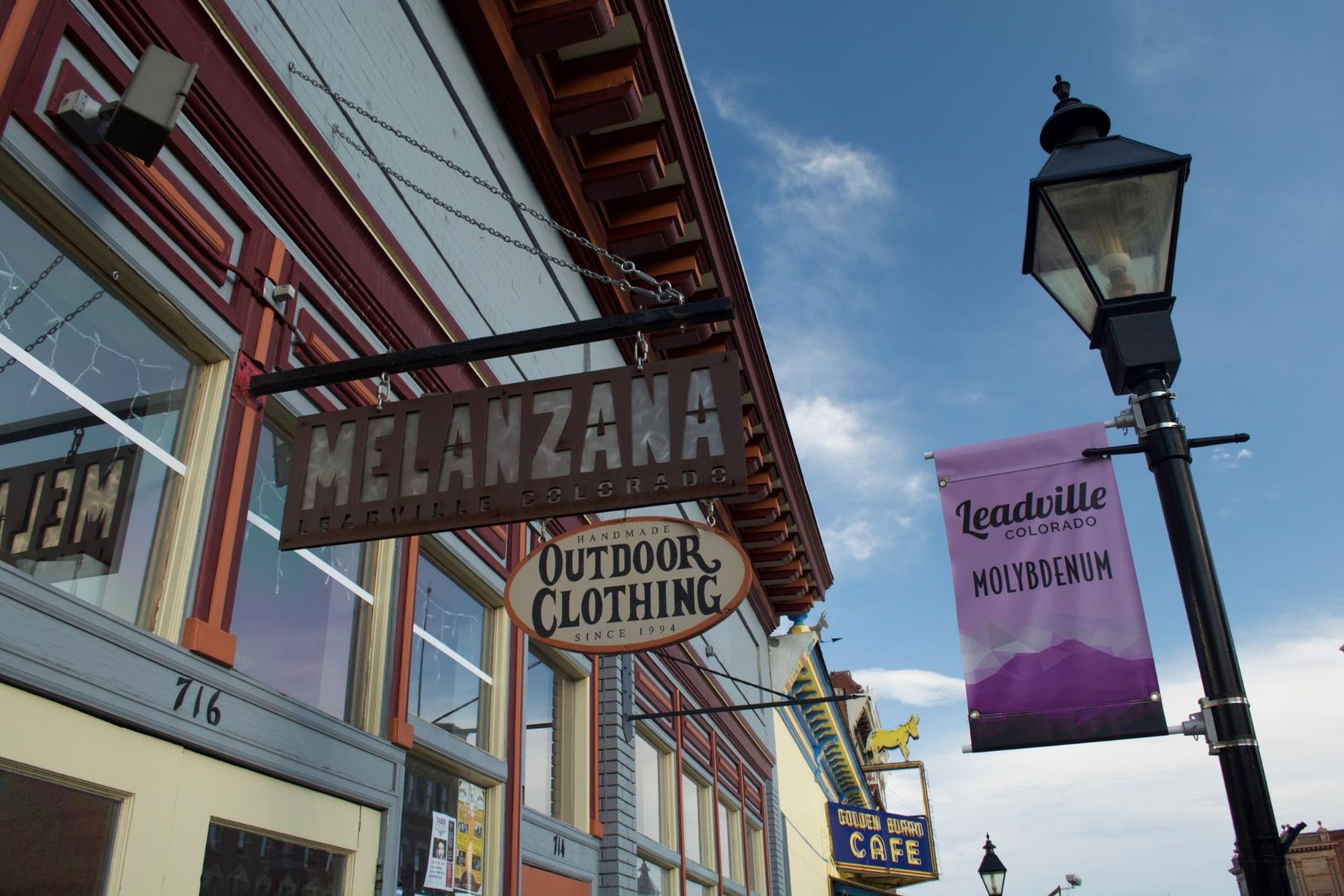 A store front with a sign that says outdoor clothing