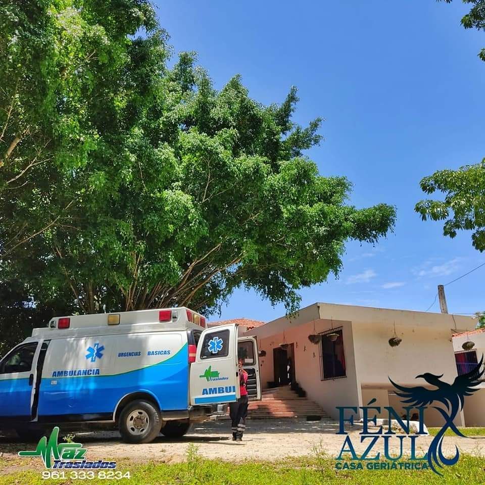 Una ambulancia esta estacionada frente a una casa que dice fen azul