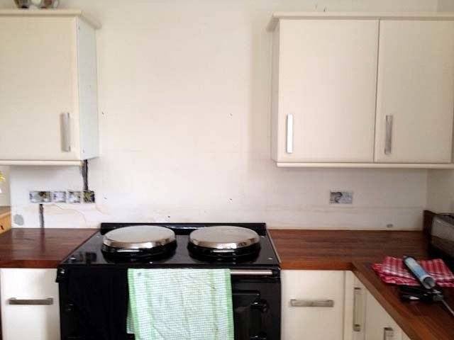 installed glass splashback