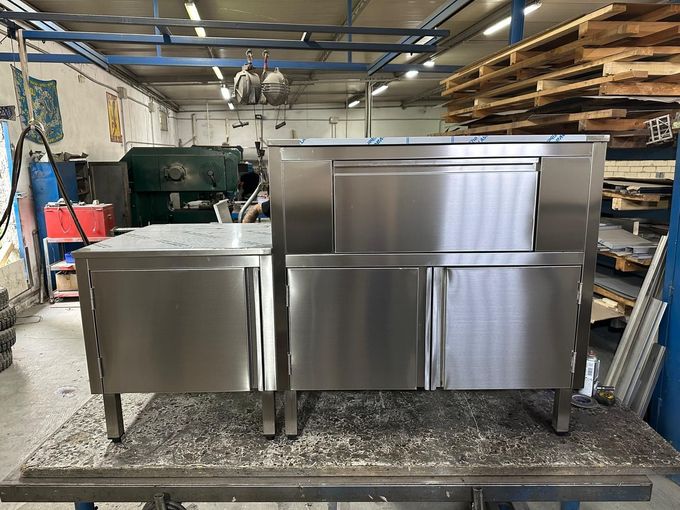 Tavolo commerciale in acciaio inox con pellicola protettiva, ideale per officine o magazzini.