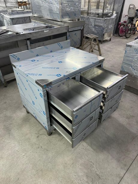 Banco da lavoro in acciaio inox con cassetti a giorno per magazzino o officina.