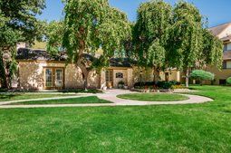 Coulter Landing Apartments front lawn