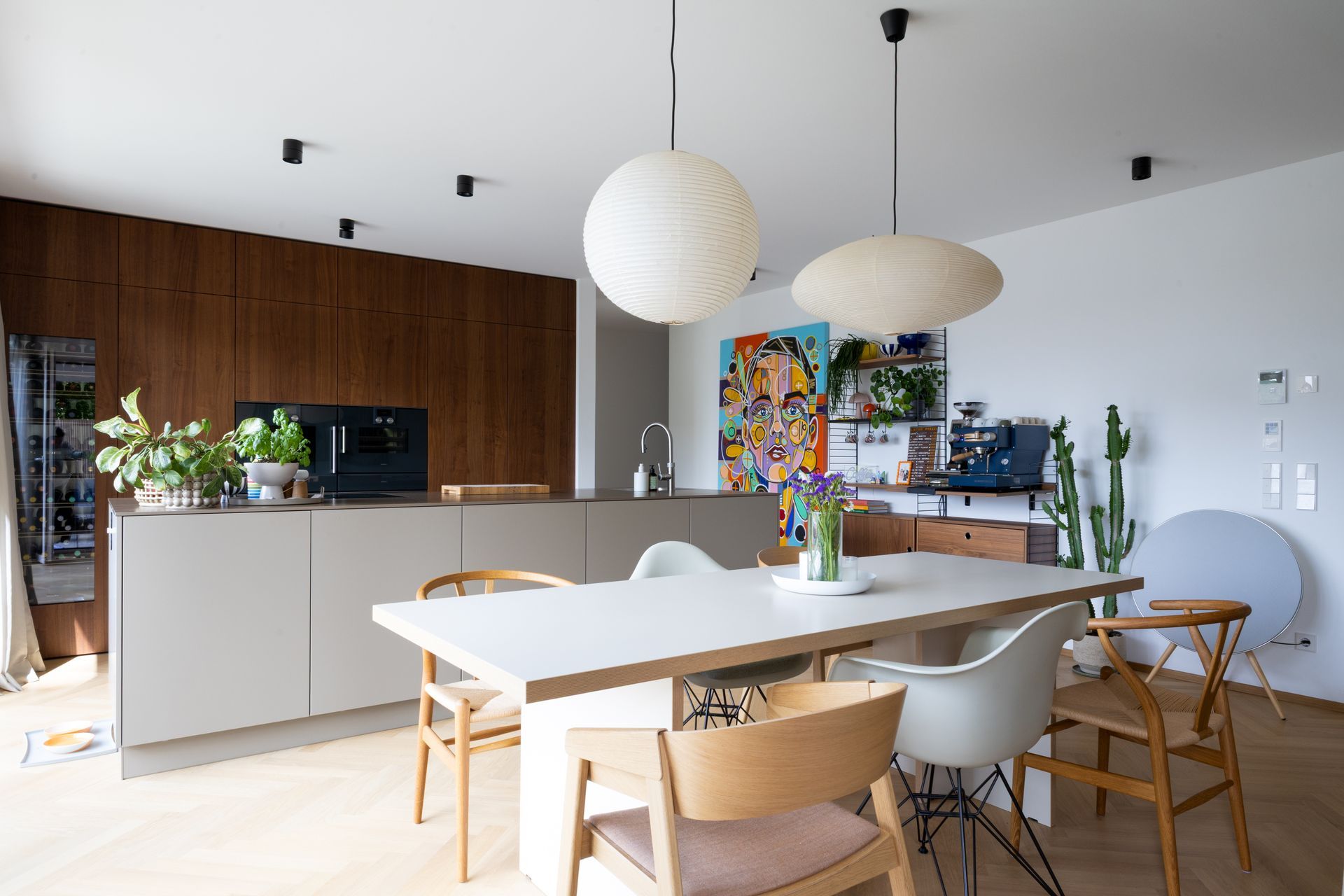 Modernes Esszimmer mit Tisch, Stühlen, Pendelleuchten und Küchenschränken.Fotograf Tübingen. Fotograf Reutlingen.