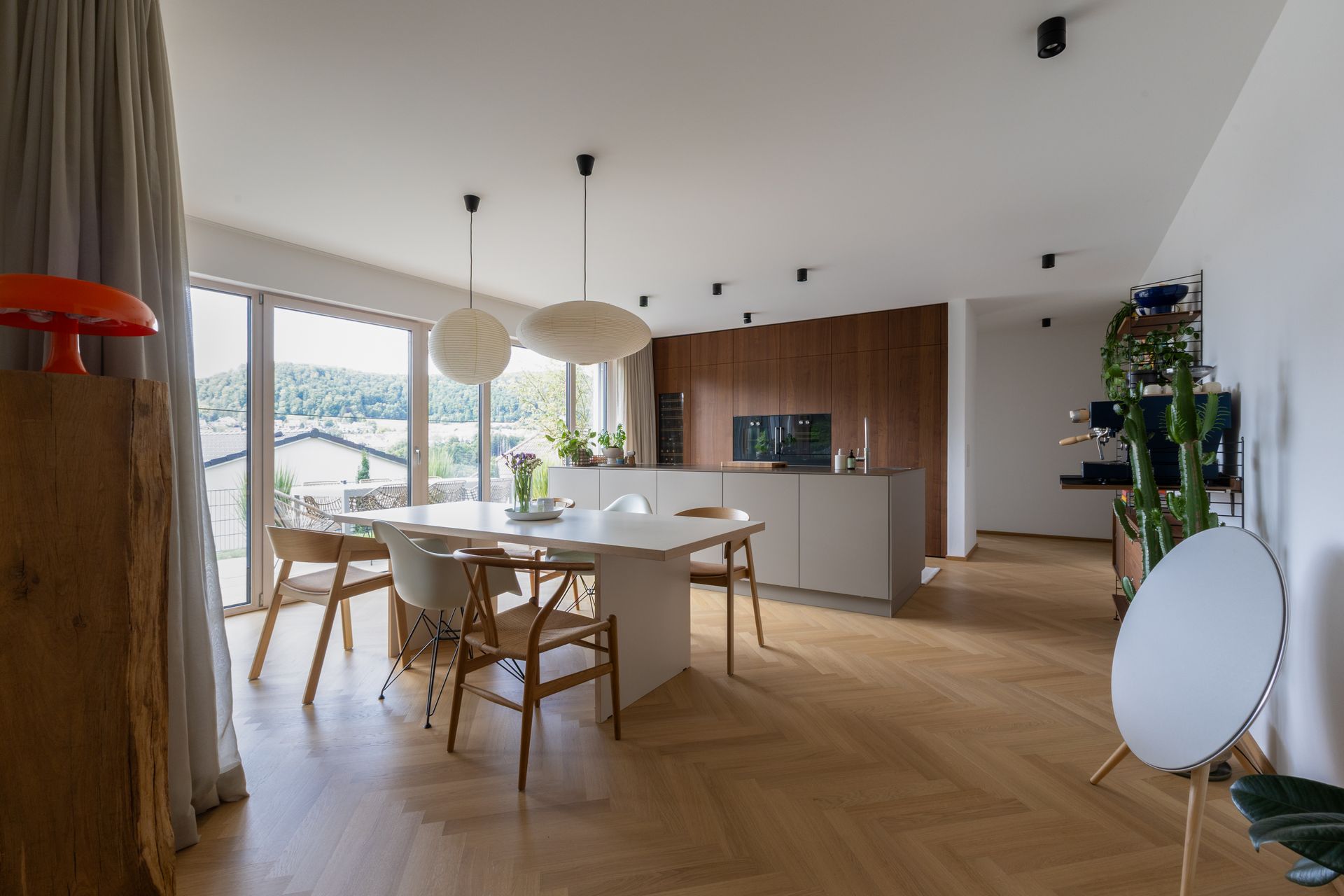 Offene Küche und Essbereich mit modernen Möbeln, Holzböden und großen Fenstern.Fotograf Tübingen. Fotograf Reutlingen.