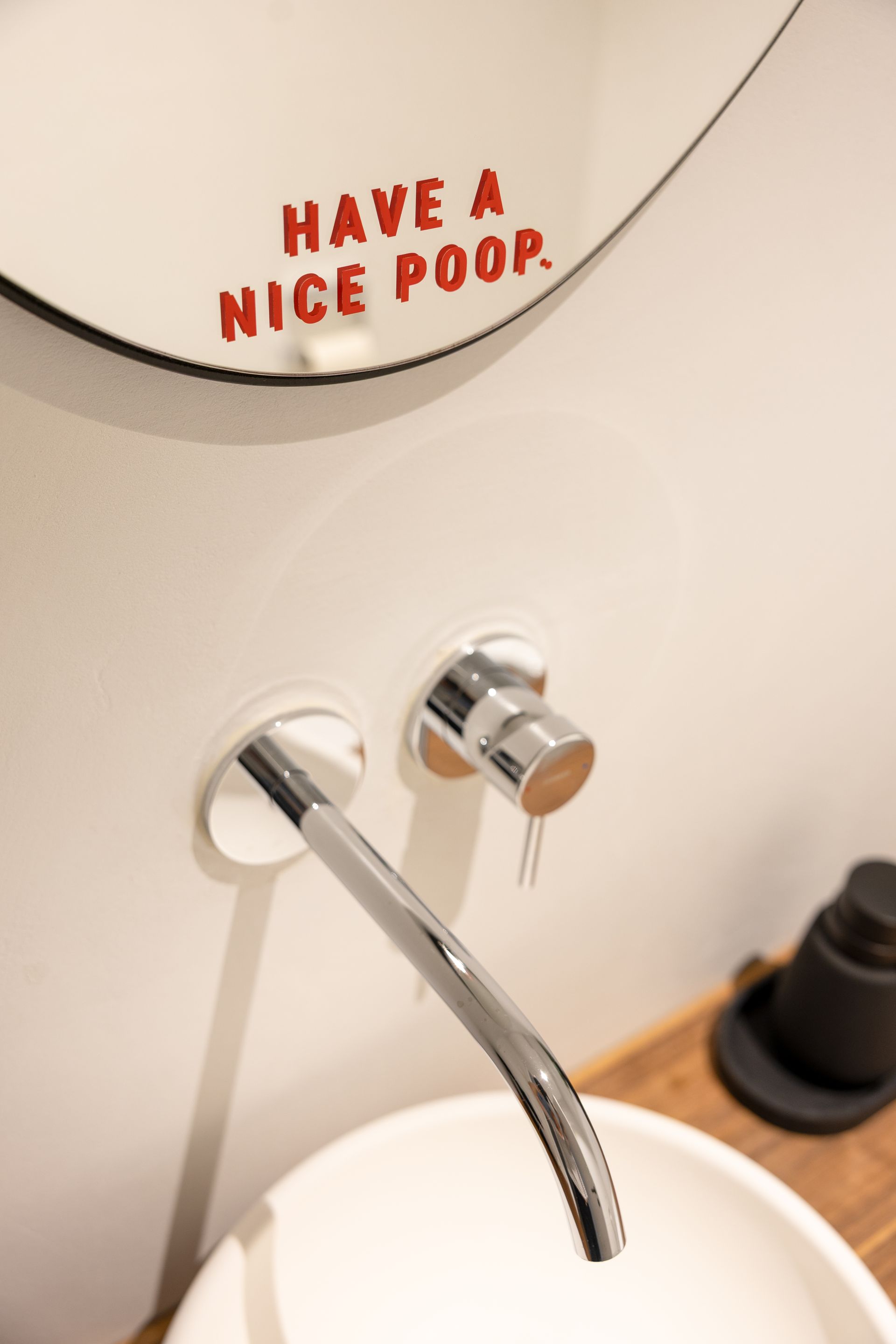 Waschbecken im Badezimmer mit verchromter Armatur und Spiegel. Fotograf Tübingen. Fotograf Reutlingen.