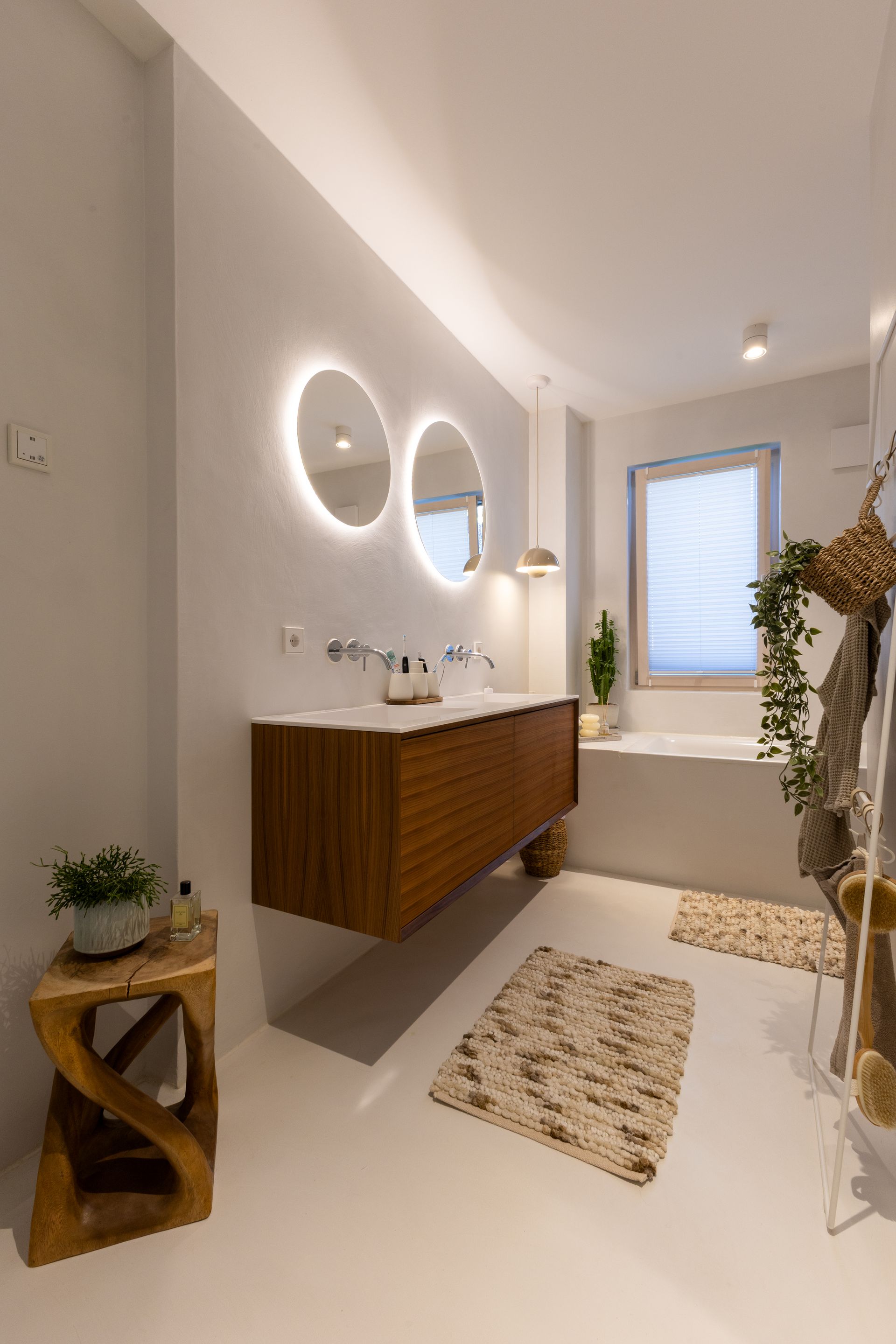 Modernes Badezimmer, runden Spiegeln und neutralen Farbtönen.Fotograf Tübingen. Fotograf Reutlingen.