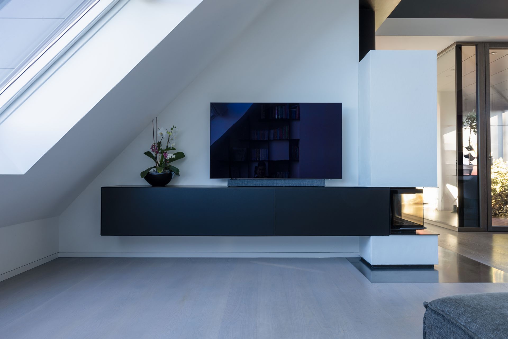 Modernes Wohnzimmer mit schwarzen Schrank und einem Fernseher vor einer weißen Wand. Fotograf Tübingen. Fotograf Reutlingen.