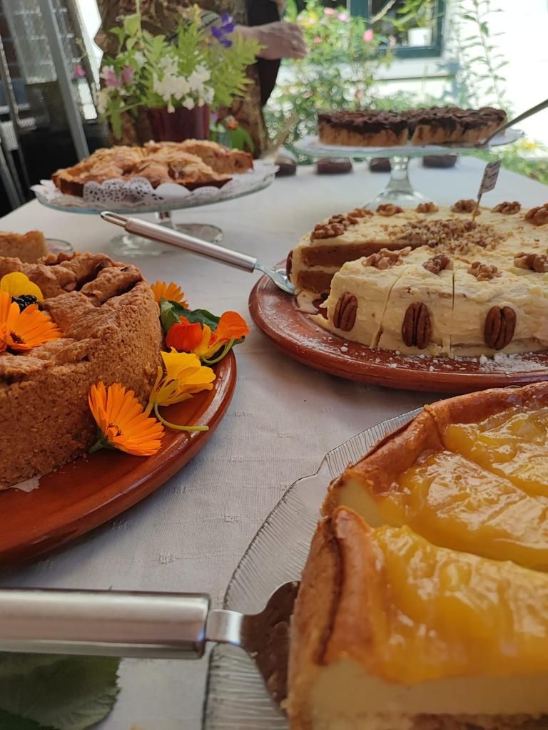 Er staan ​​veel verschillende soorten desserts op tafel.