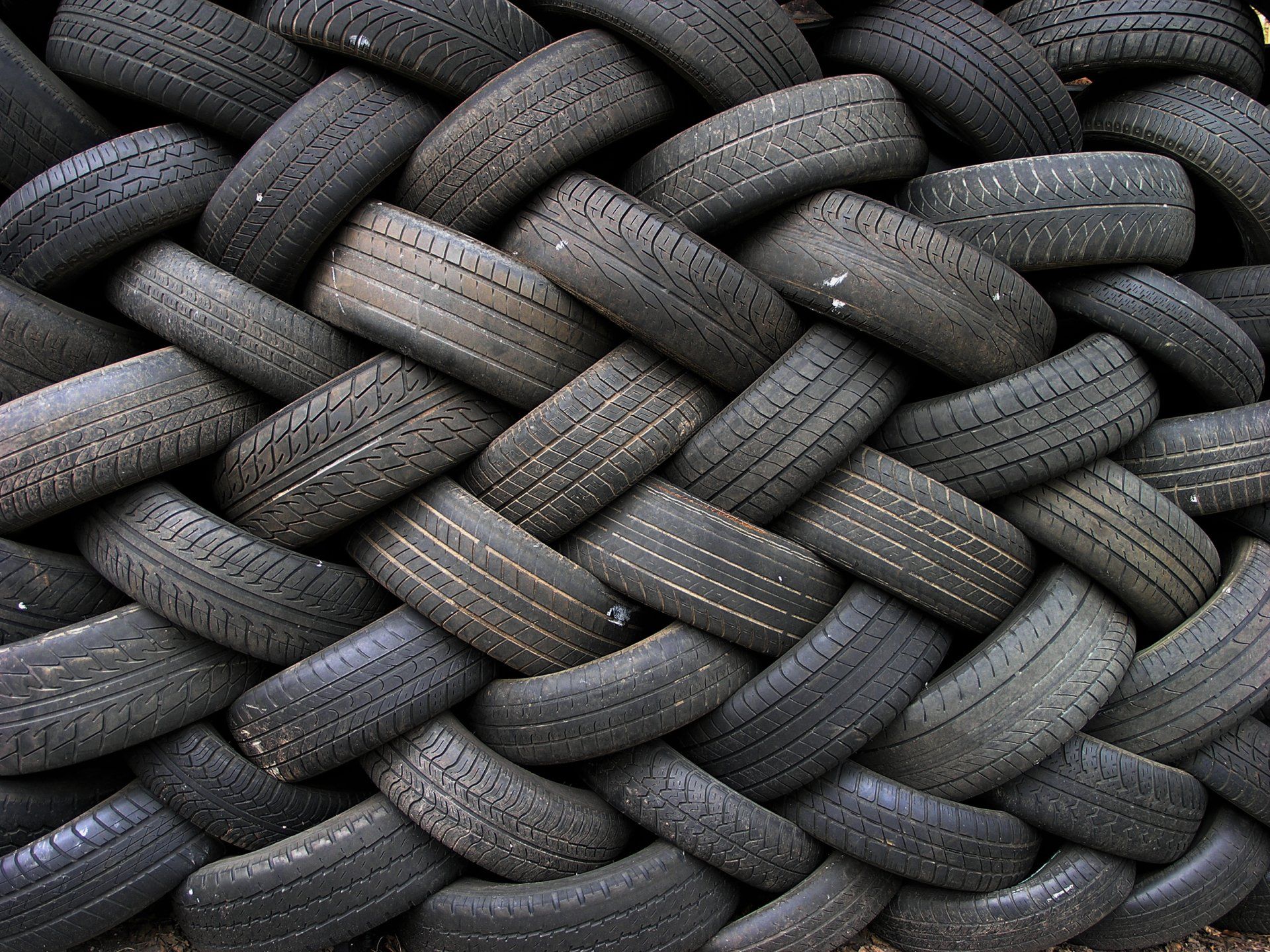 Una pila di pneumatici disposti in un motivo intrecciato