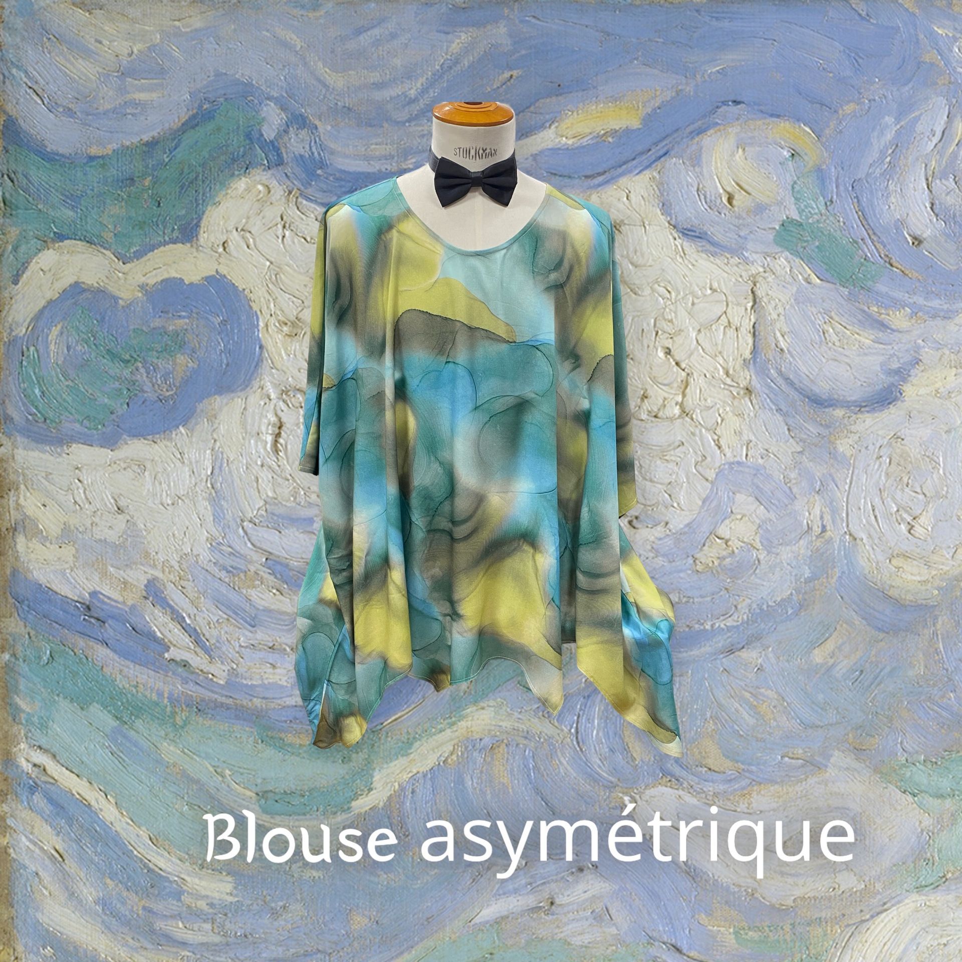 Un chemisier bleu et jaune est sur un mannequin devant un tableau sur lequel est écrit chemisier asymétrique