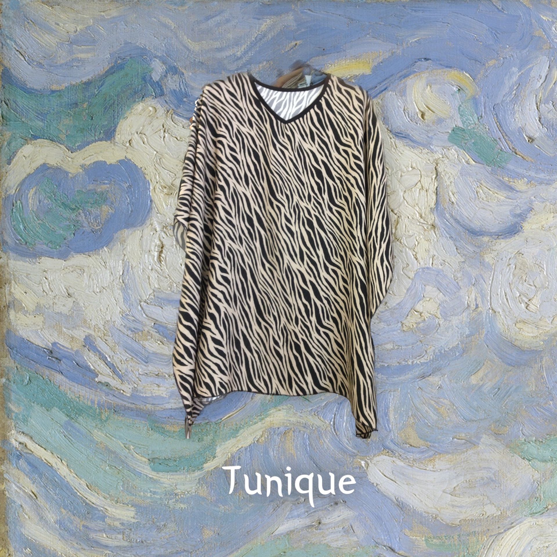 Une tunique à imprimé zèbre est accrochée à un cintre devant un tableau