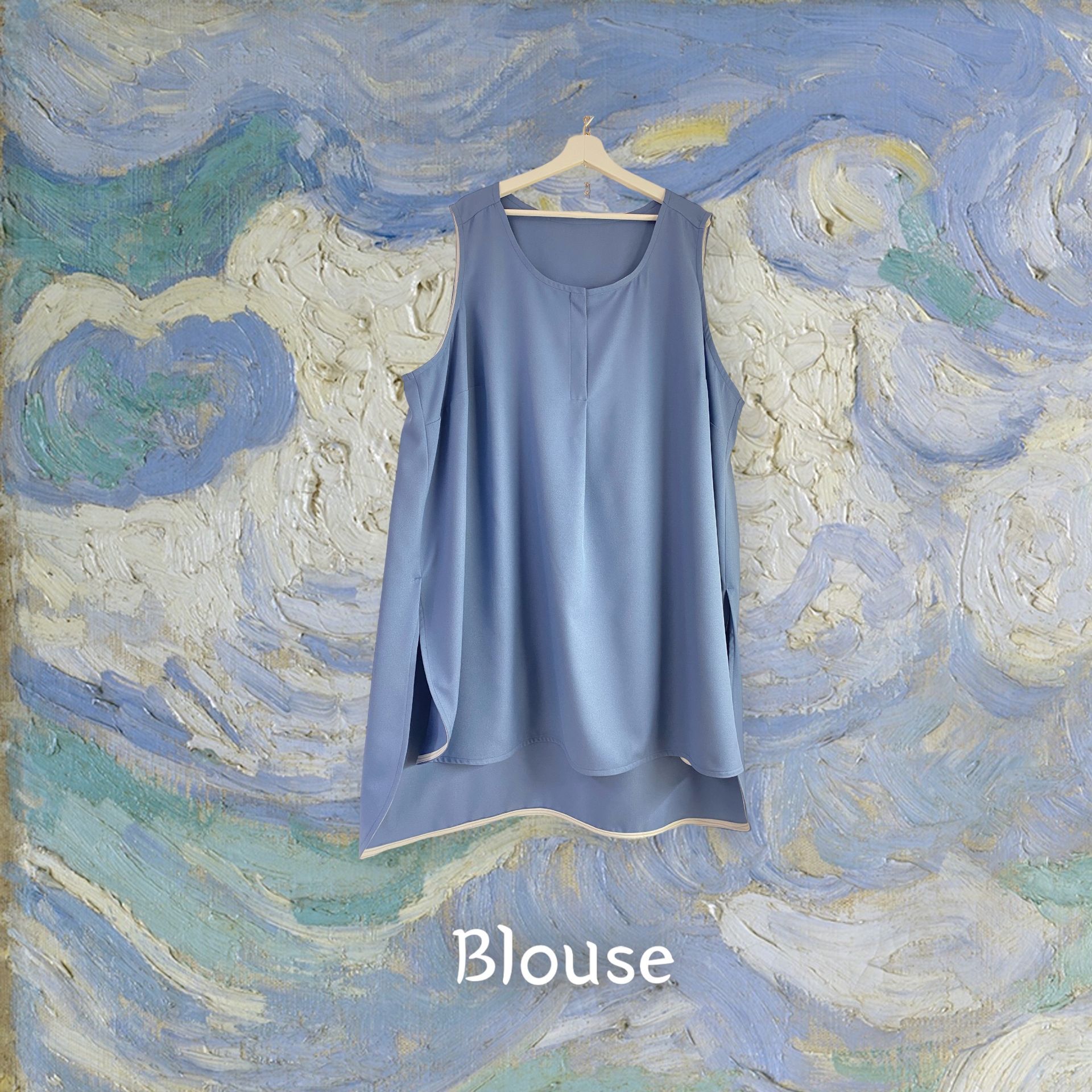 Un chemisier bleu est accroché à un cintre devant un tableau