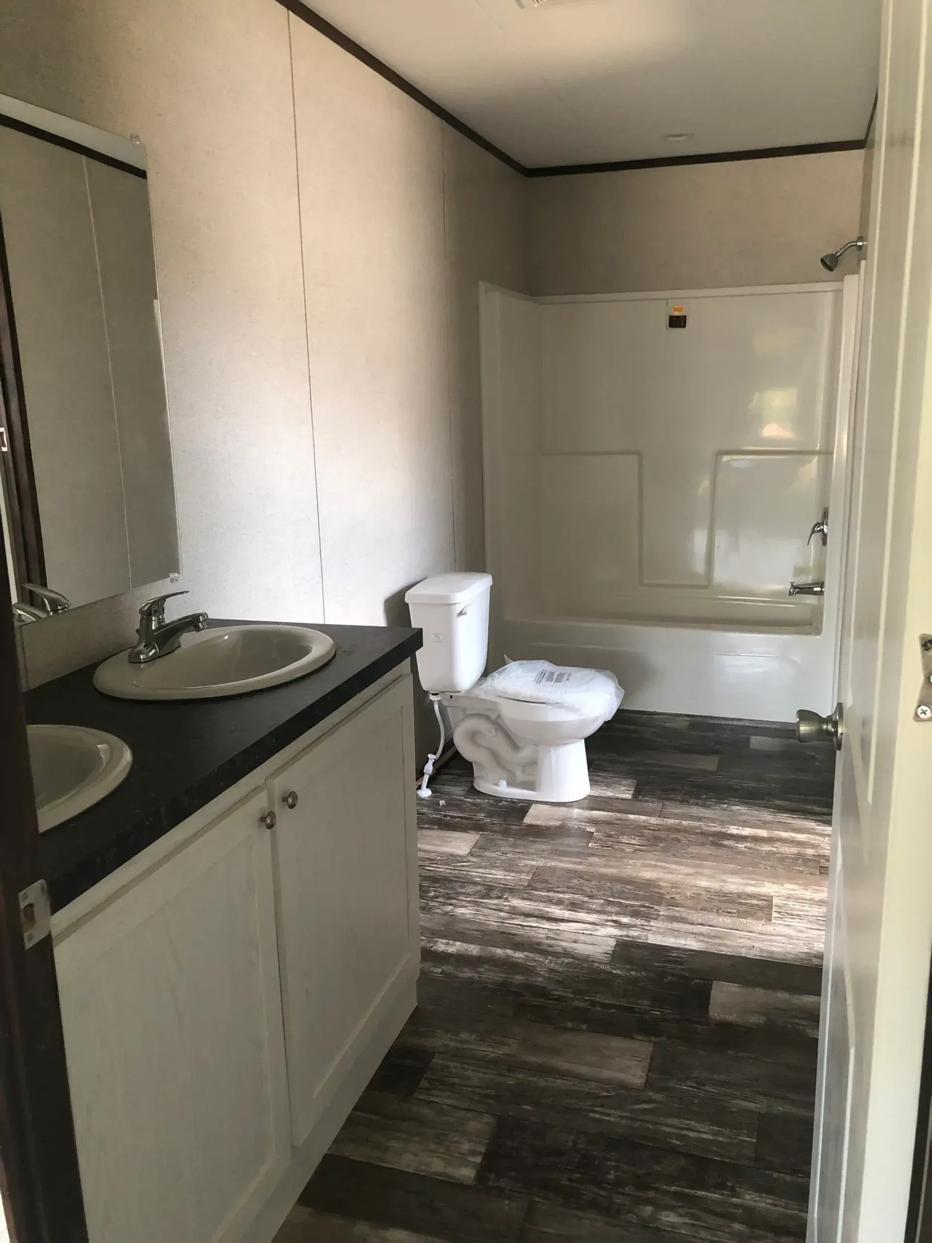 A bathroom with a toilet , sink and bathtub.