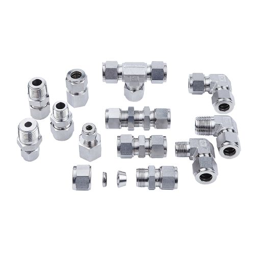 Accesorios tubulares de acero inoxidable de diversas formas, sobre fondo blanco.