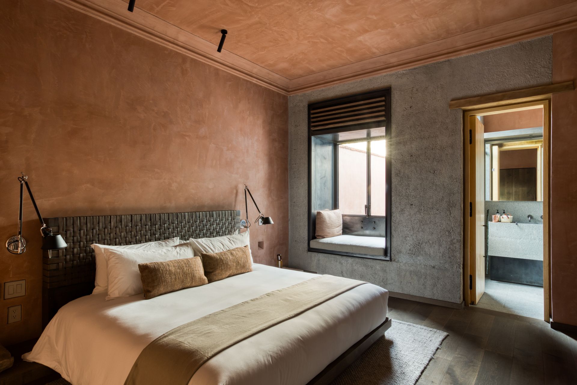 Hay una cama grande en el medio de la habitación.