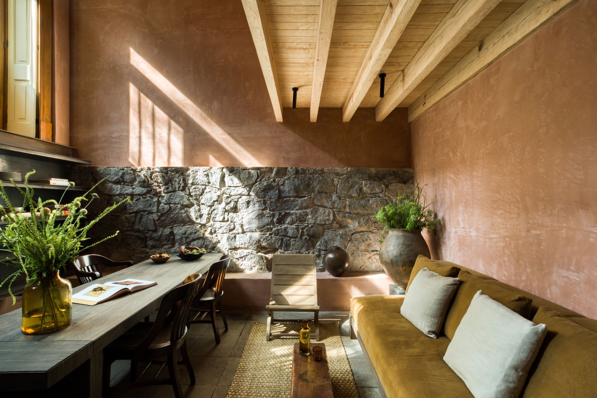 Una sala de estar con sofá, mesa y sillas.