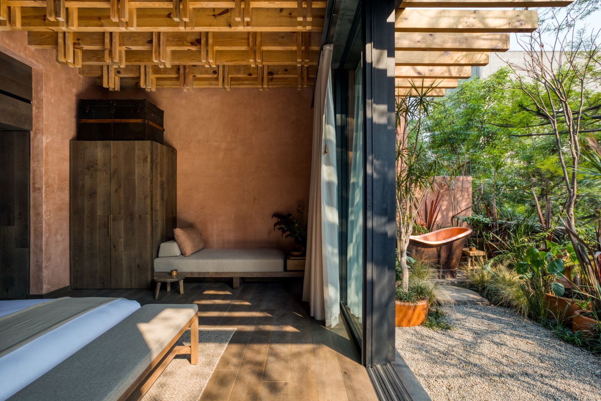 Un dormitorio con una cama, un sofá y puertas corredizas de vidrio.