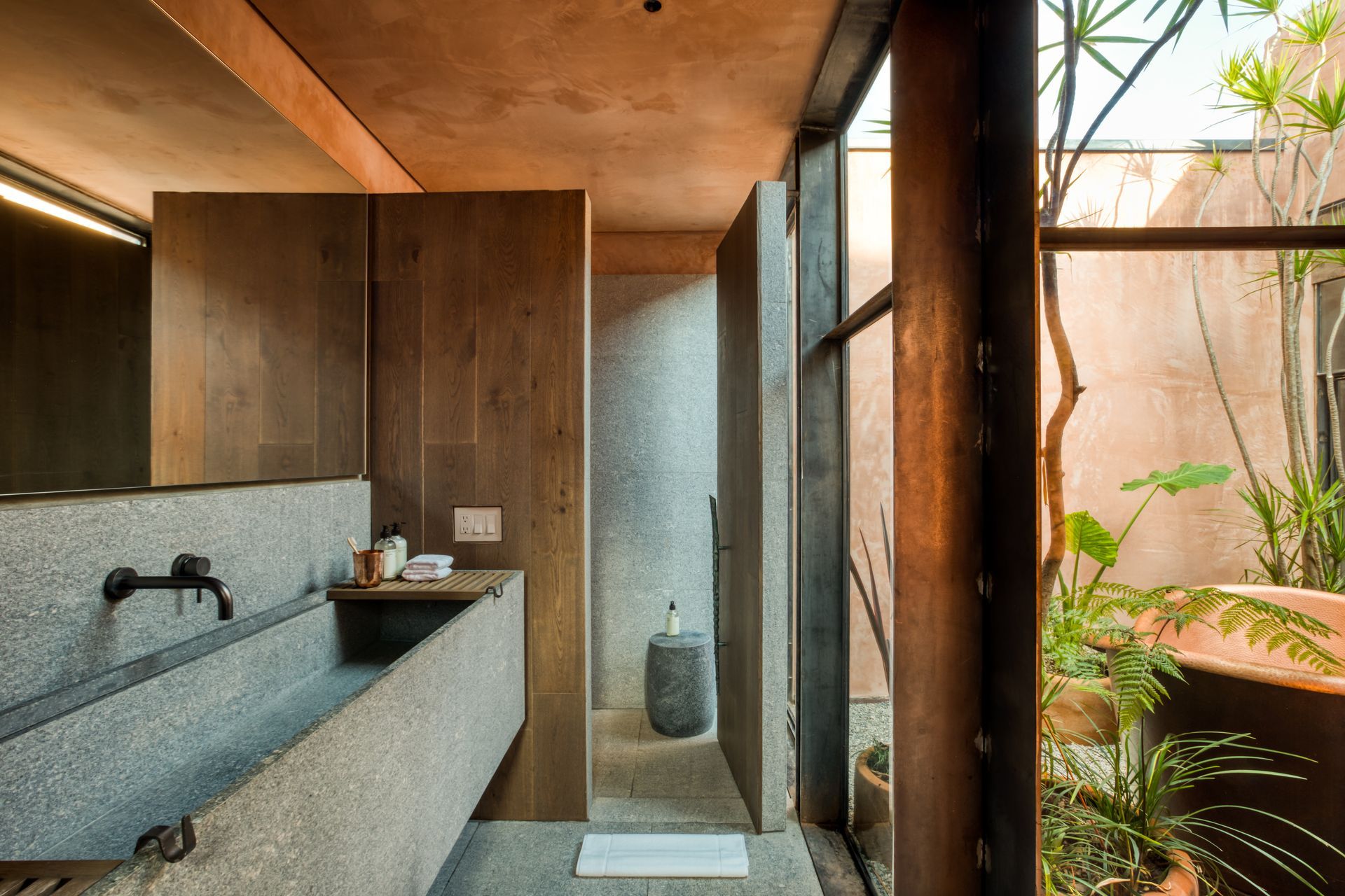 Un baño con lavabo, espejo y bañera.