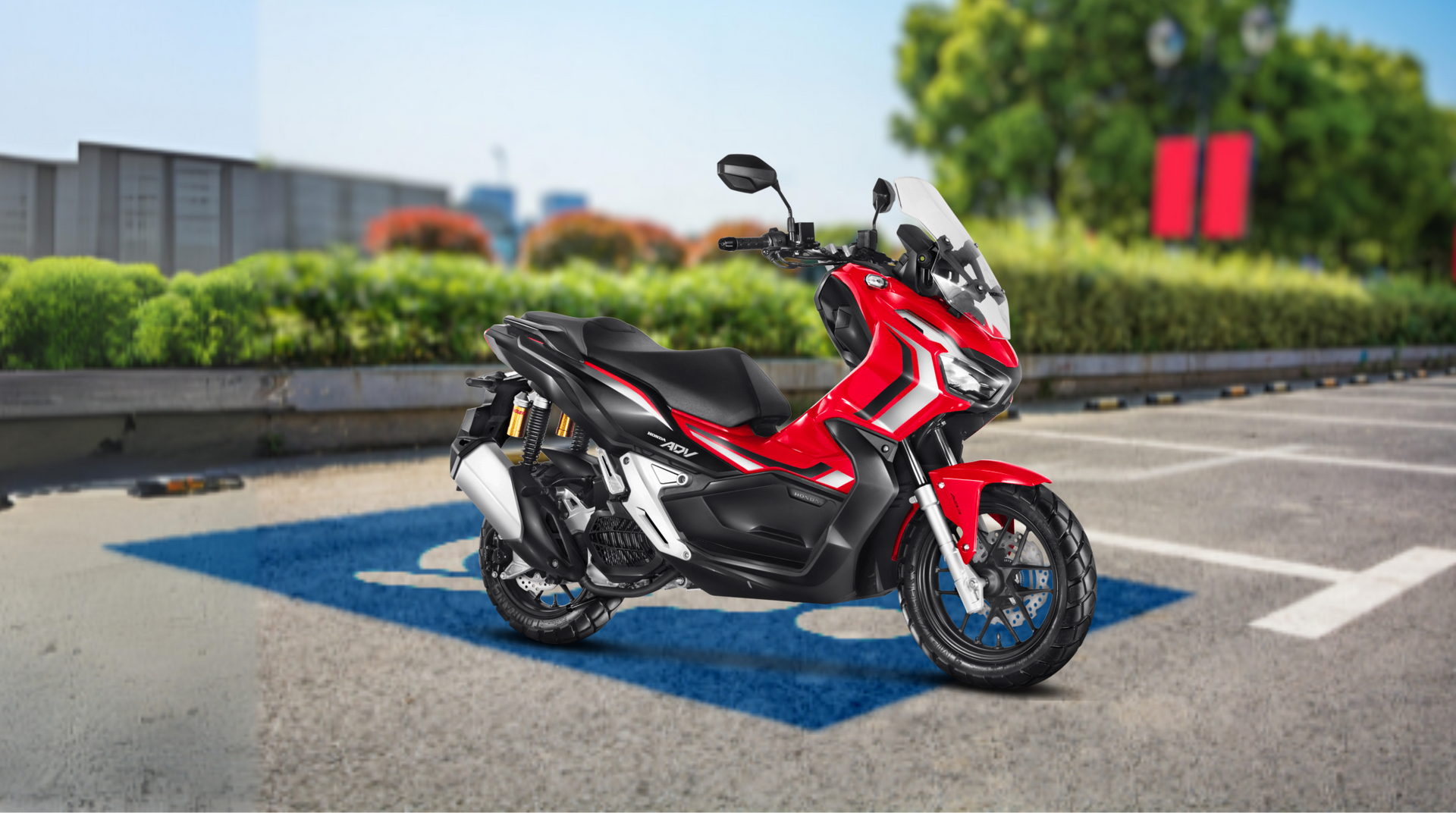 Scooter Honda ADV vermelha estacionada em uma vaga azul para motocicletas.