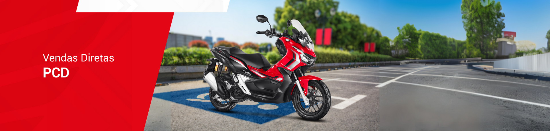 Scooter vermelha estacionada em uma rua com um desenho e texto em vermelho e branco à esquerda.