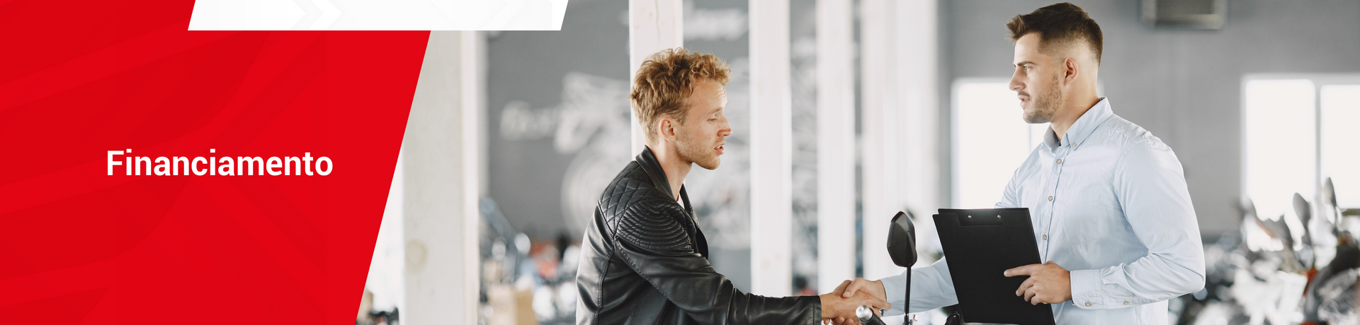 Dois homens apertando as mãos em um ambiente de negócios. Faixa vermelha com a palavra 