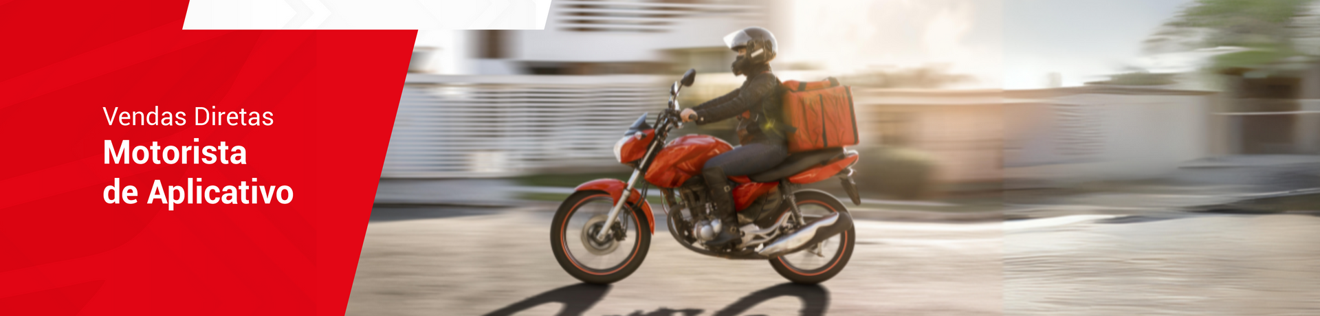 Motociclista com uma sacola de entregas na garupa, circulando pela cidade. Logotipo vermelho e branco ao fundo.