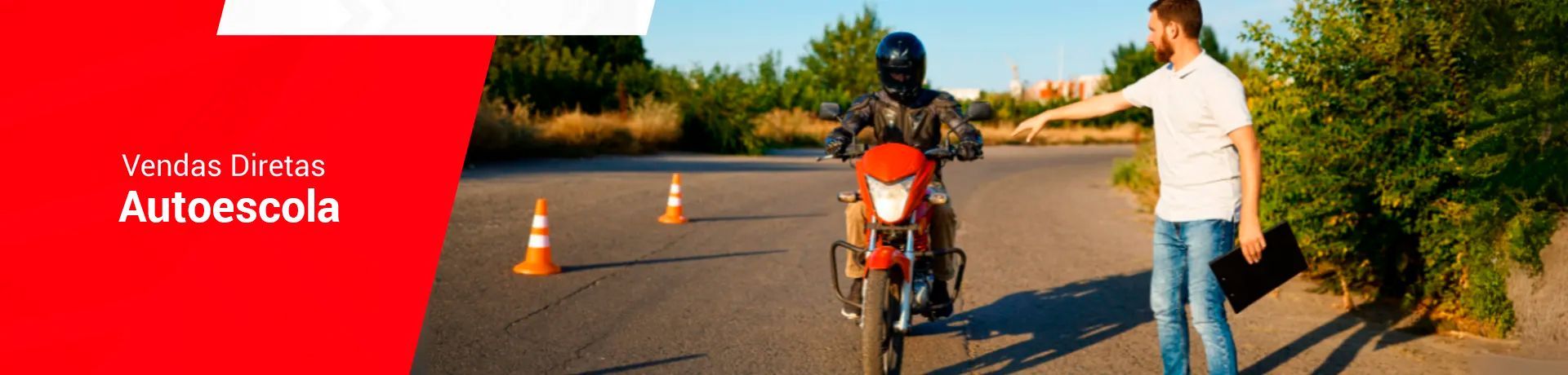Aluno de motociclismo pratica manobras com o instrutor na estrada.