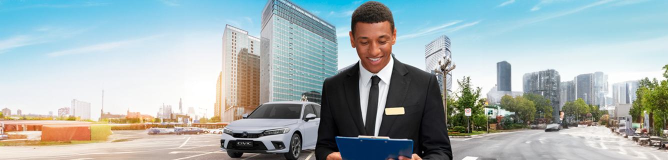 Um homem de terno segurando uma prancheta, em pé em frente a um carro e uma paisagem urbana.