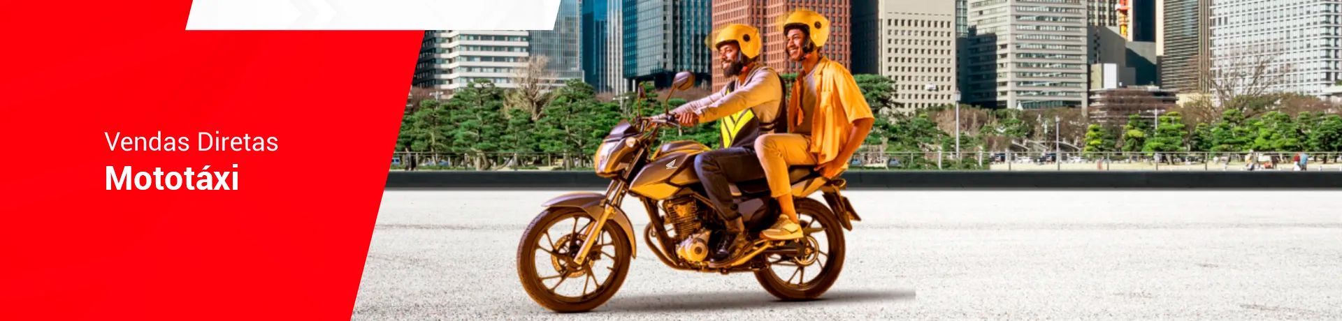 Duas pessoas em uma motocicleta com uma paisagem urbana ao fundo. As pessoas vestem roupas amarelas.