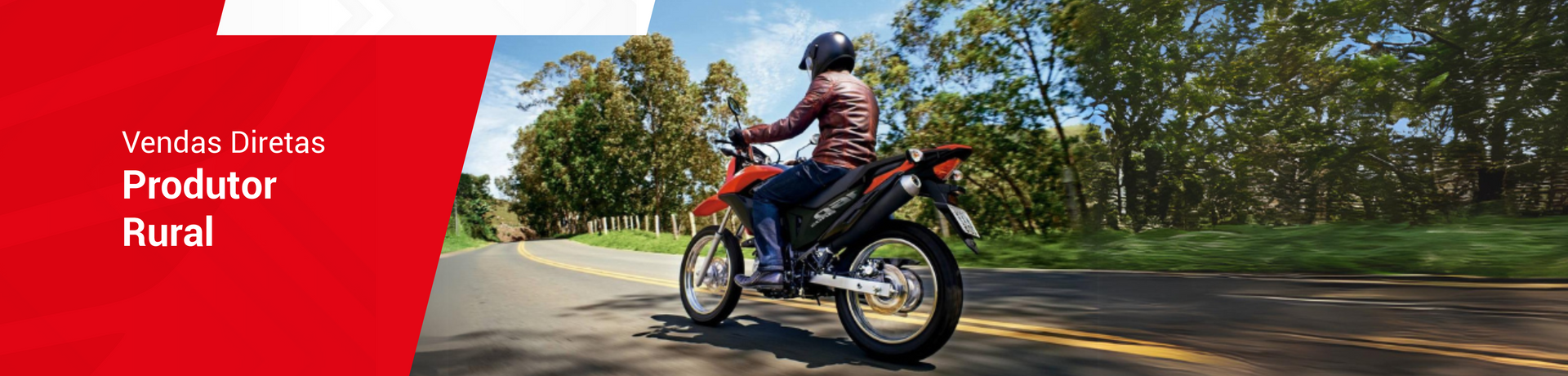Uma pessoa pilota uma motocicleta em uma estrada, com fundo vermelho e texto à esquerda.