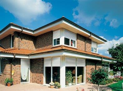 Haus mit weißen Rollladen - Fenster Handel Bremen GmbH