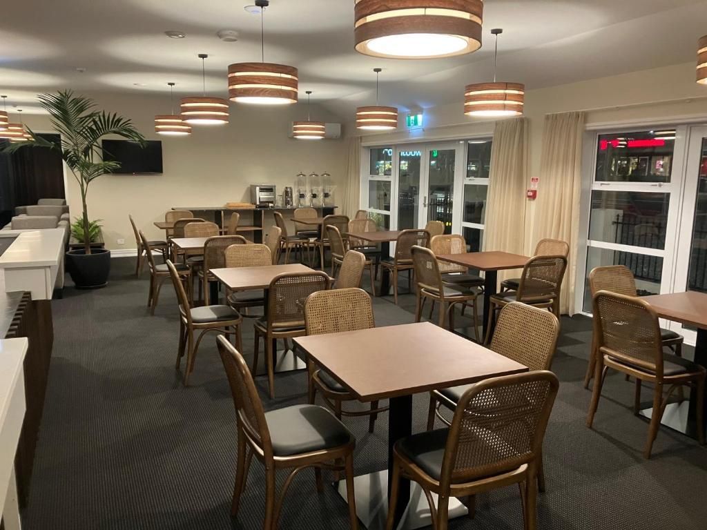 A large room with tables and chairs in a restaurant.