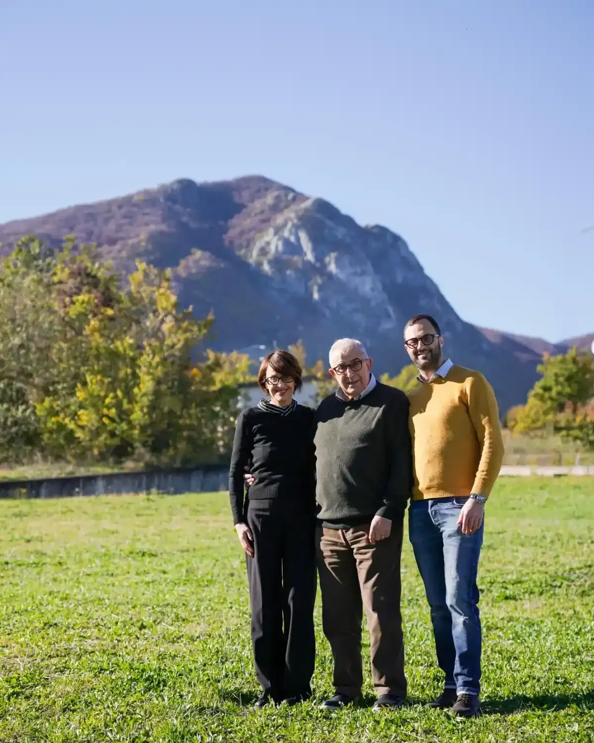 Galline marroni si radunano all'aperto, con le creste rosse visibili, e si guardano intorno.