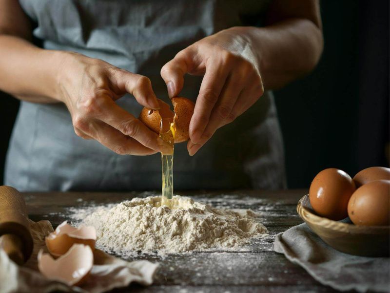 Una statua arancione a forma di uovo con la scritta