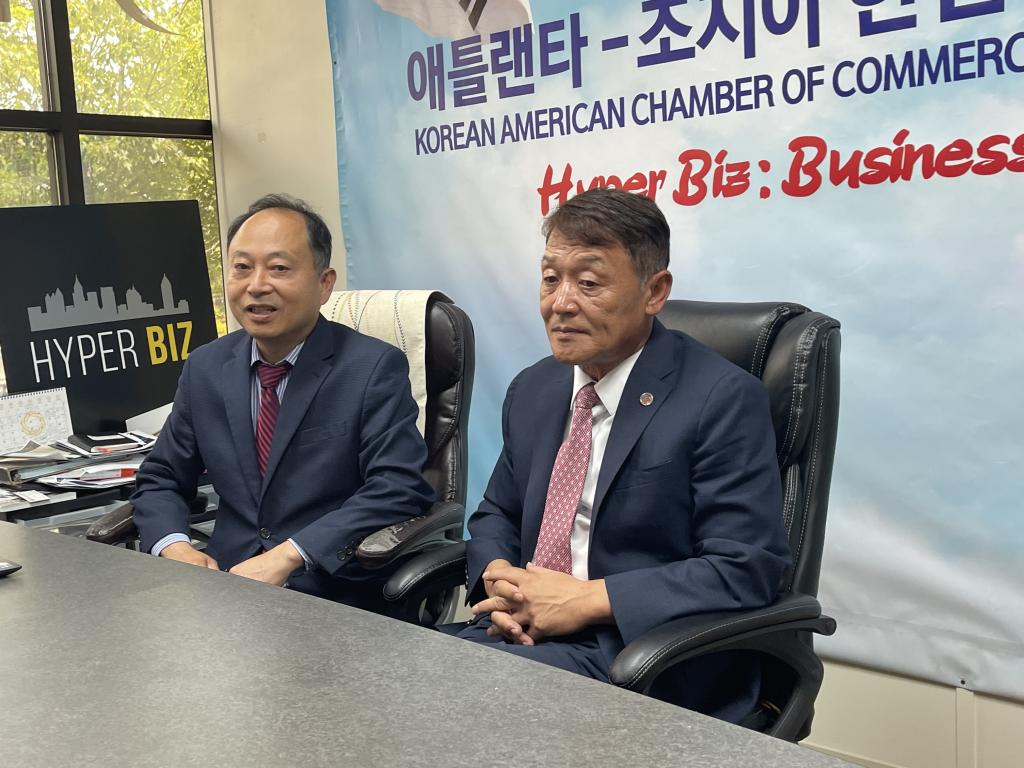 한국외대 G-CEO 과정 애틀랜타 2기 모집에 관해 31일 오후 한인상의 사무실에서 썬박(왼쪽) 한인상의 회장과 이경철 G-CEO 애틀랜타 운영위원장이 설명하고 있다.