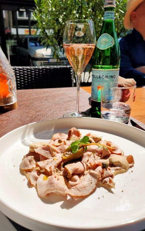 Vitello Tonato op een bord op het terras