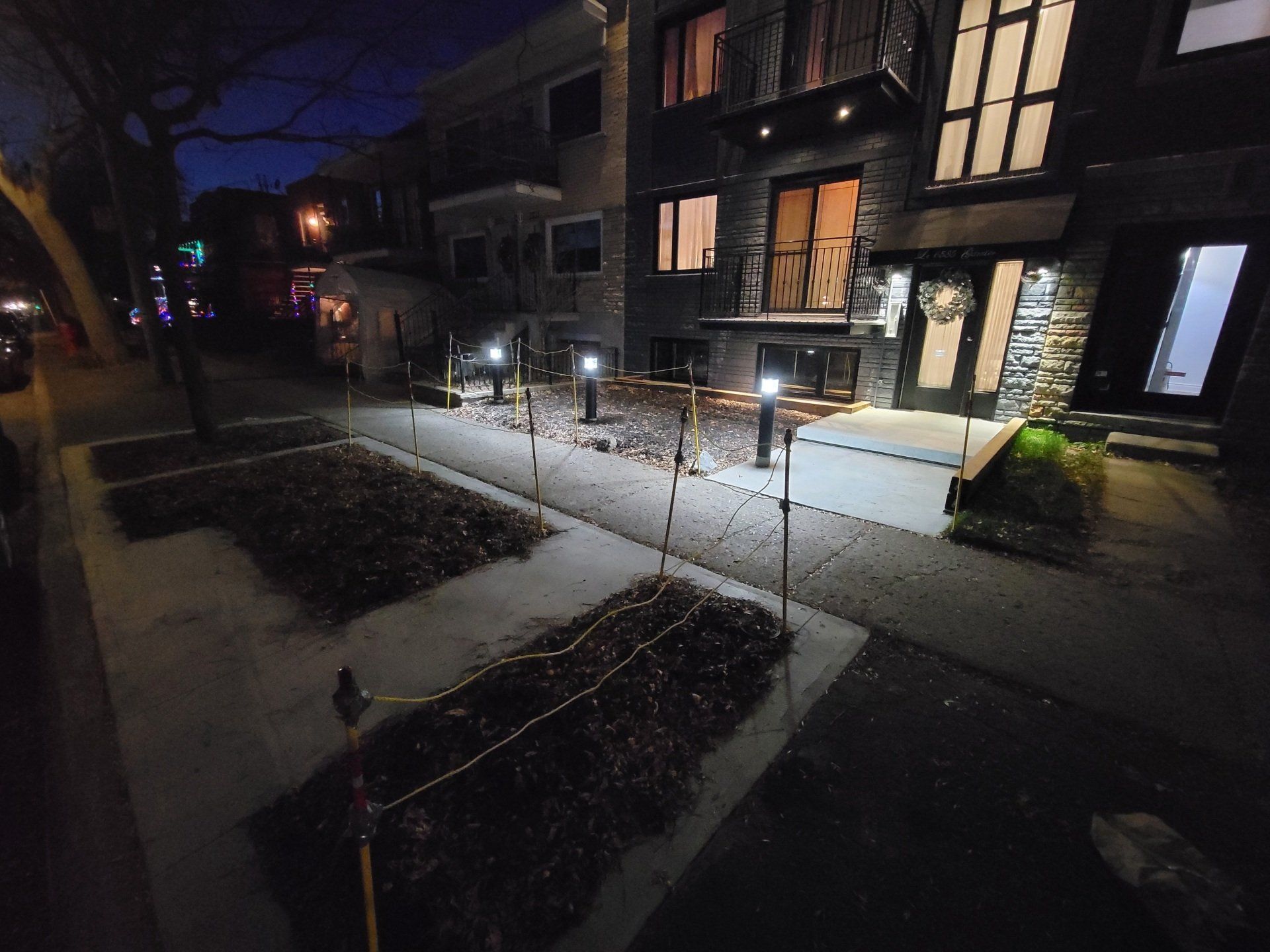 Un bâtiment avec beaucoup de fenêtres est éclairé la nuit