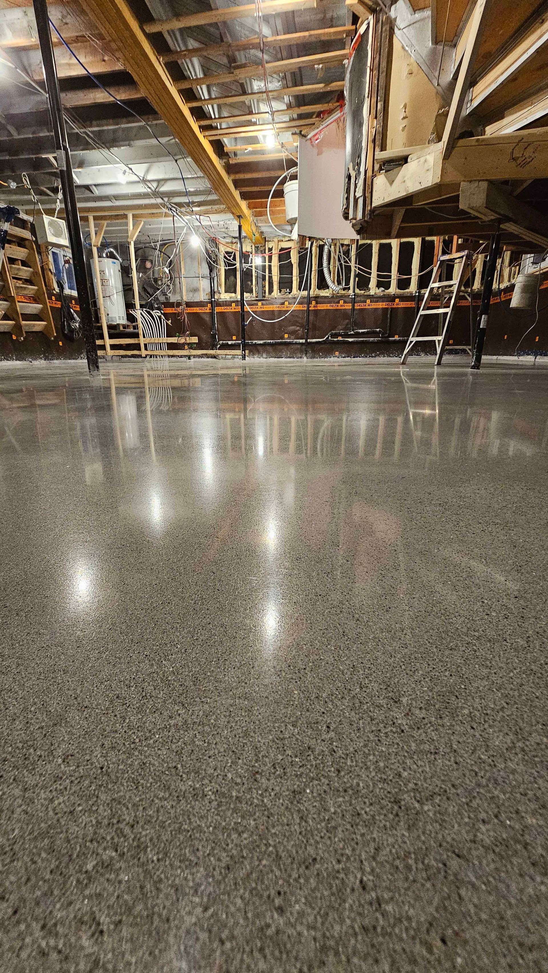 Un entrepôt avec un sol en béton brillant et des escaliers.