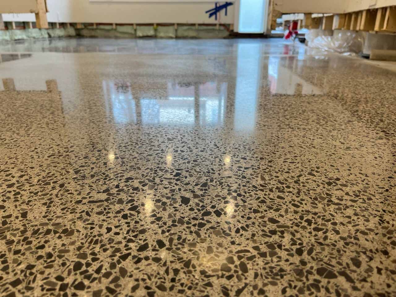 Un gros plan d'un sol en béton brillant dans une pièce.